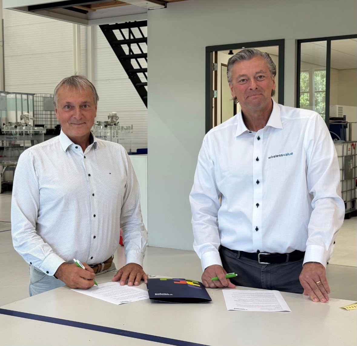 Marcel Raedts and Bas Visser signing the agreement for joining the Innovation Cluster